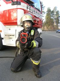 Feuerwehrmann mit Atemschutzausr&uuml;stung